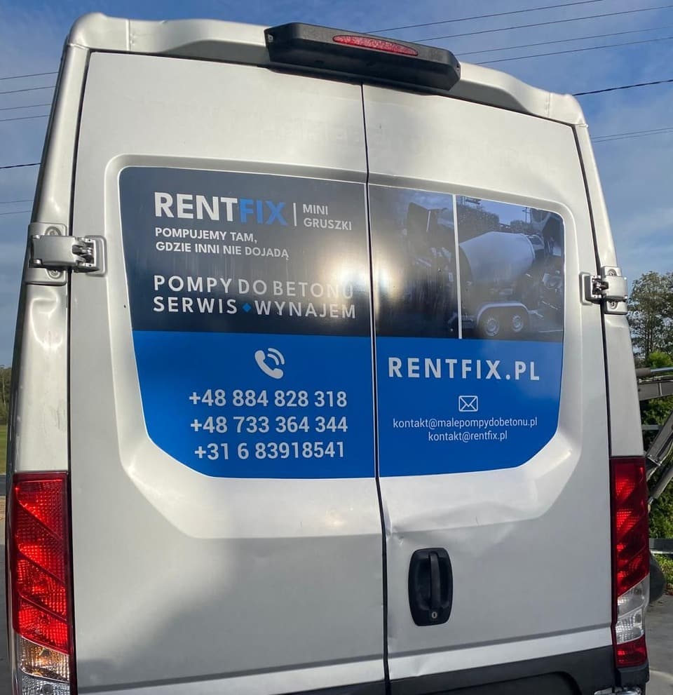 Tylne drzwi srebrnego busa: ciemny blok RENTFIX MINI GRUSZKI z hasłem i usługami nad niebieskim polem z trzema numerami telefonów, adresem rentfix.pl i e-mailami.