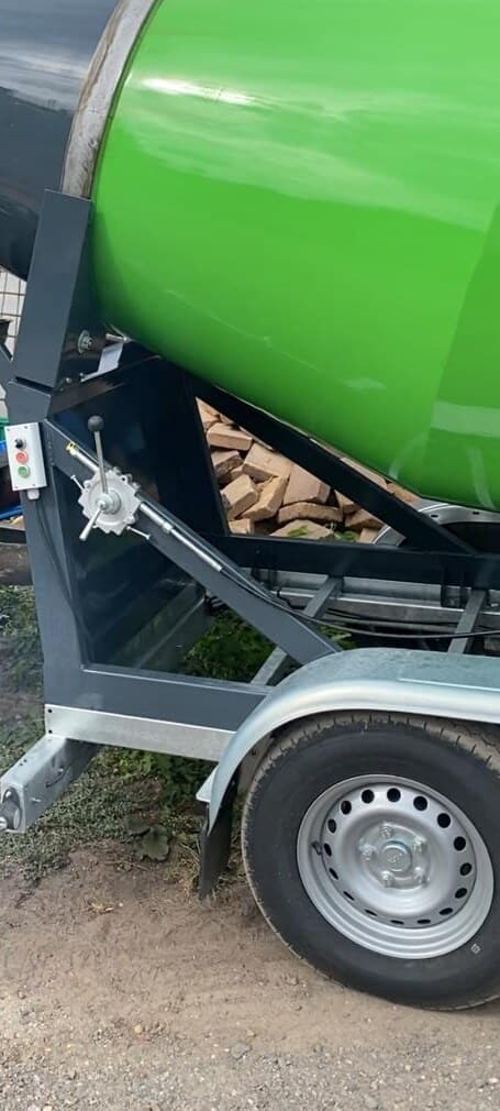 Zbliżenie na wylot mini gruszki: grafitowa rama, dźwignia z gwiazdką blokującą i kaseta z trzema przyciskami.